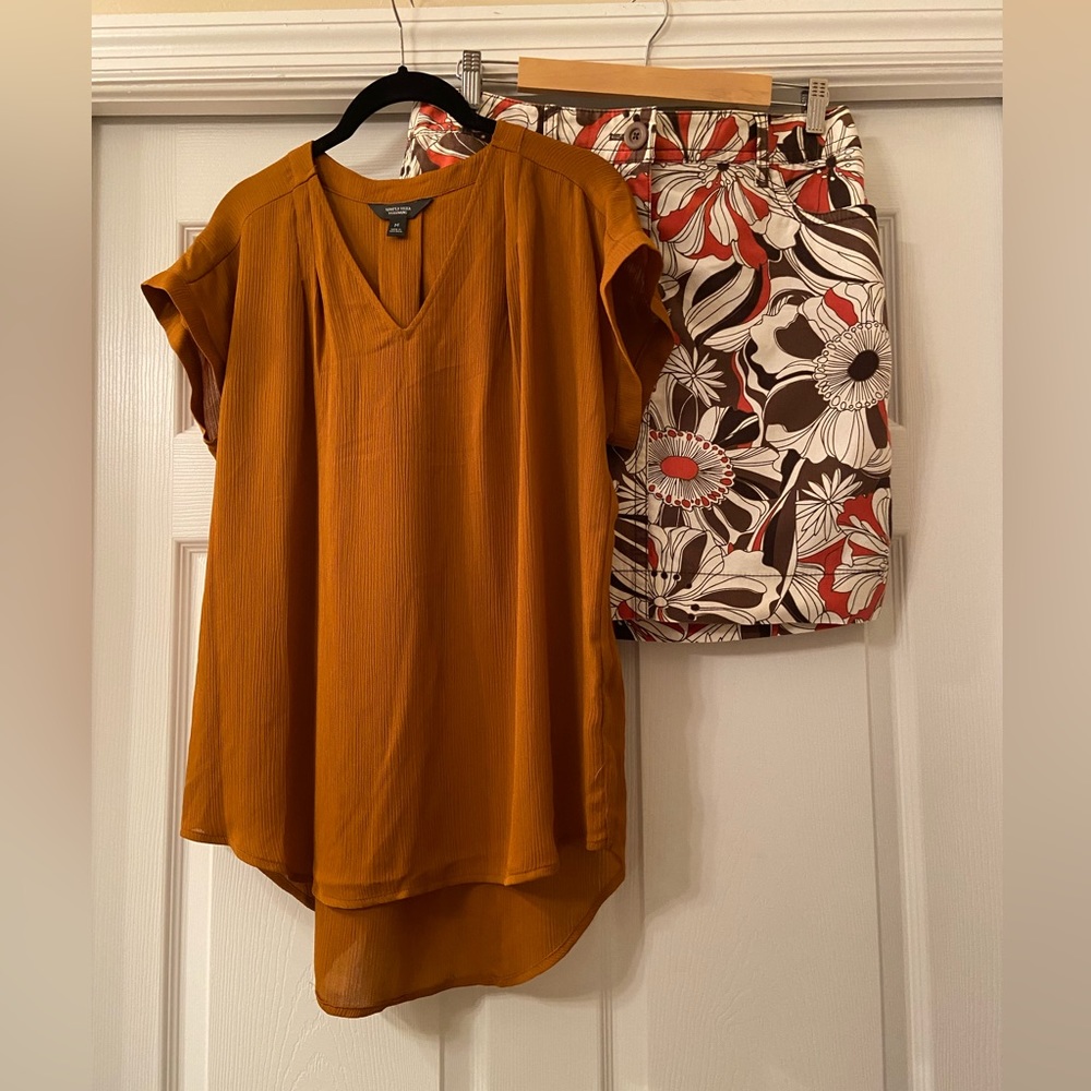 Vera Wang blouse, Medium, sleeveless blouse, deep mustard
